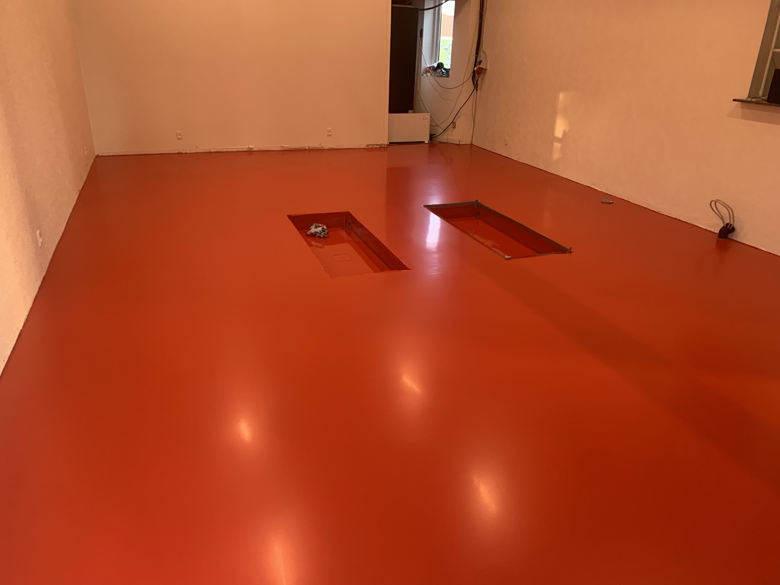 Epoxygulv i kraftig rød finish