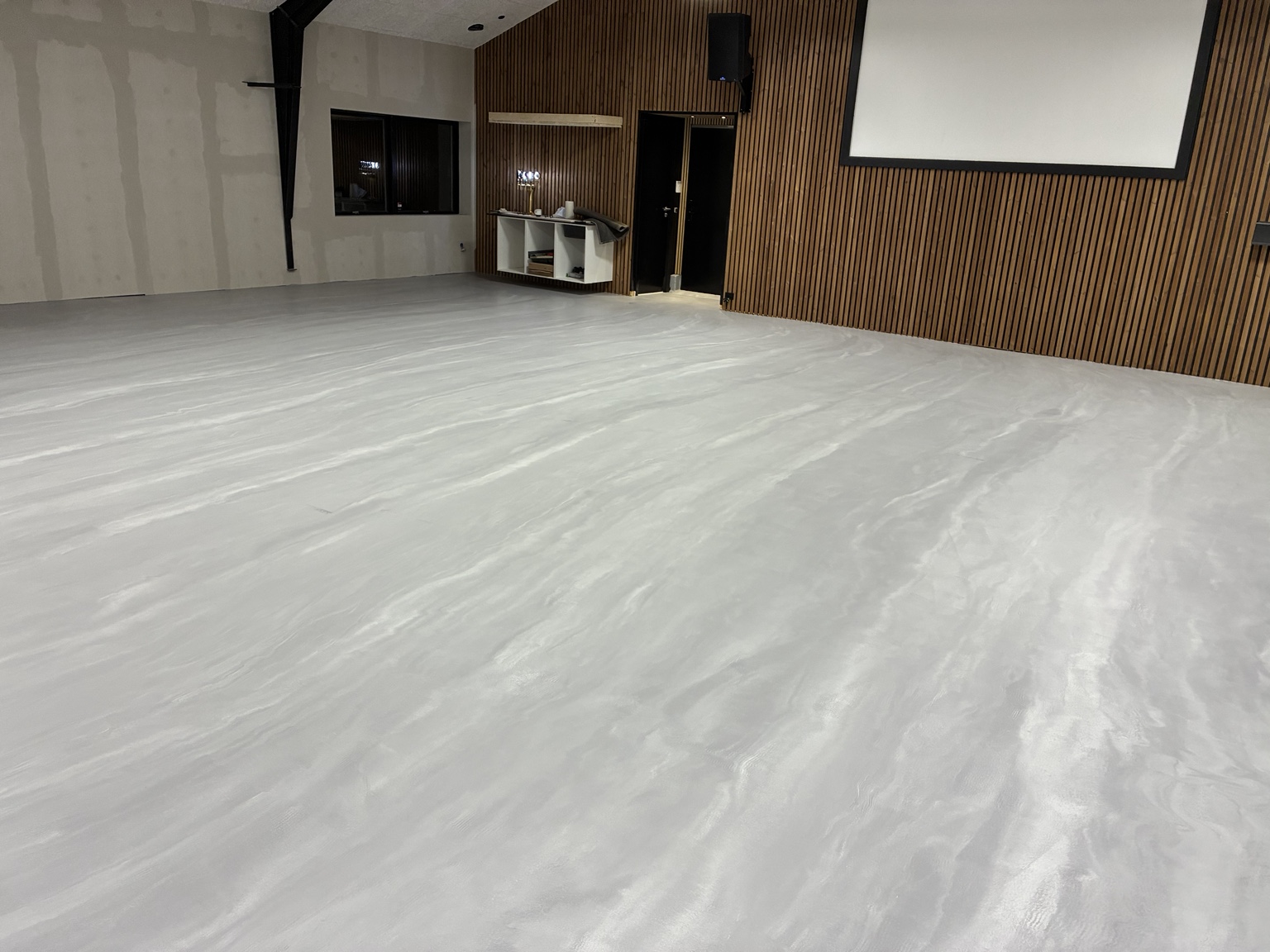Lyst PU-gulv med dekorativ finish